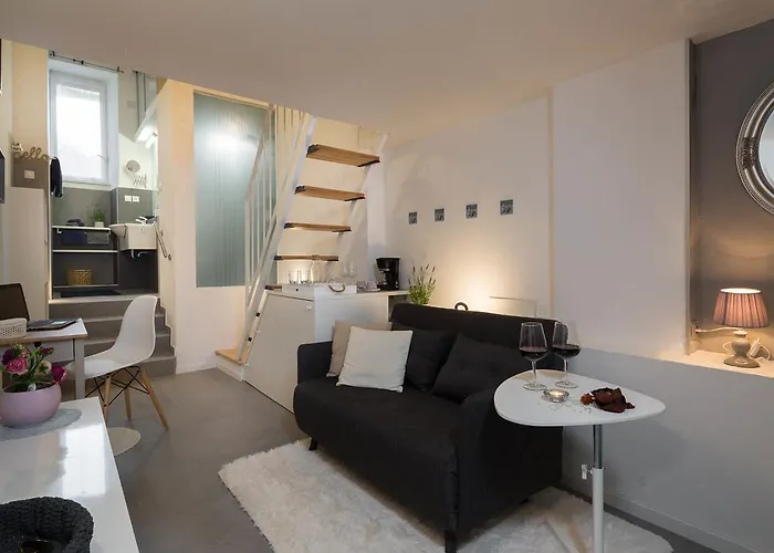 N&m בית הארחה 3*